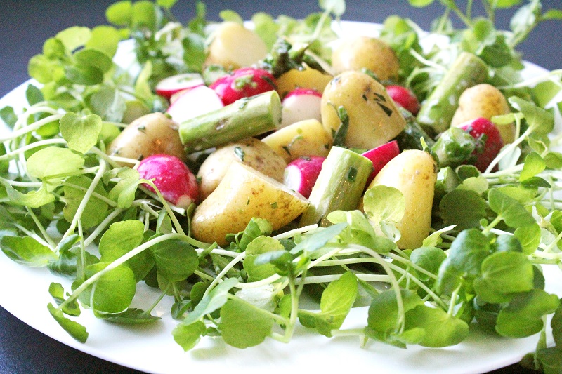 Aardappelsalade met asperges en radijsjes (Nigella Lawson)