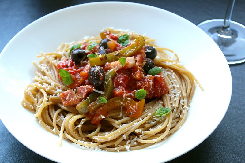 Cappellini met spekjes, paprika en olijven (Colruyt)