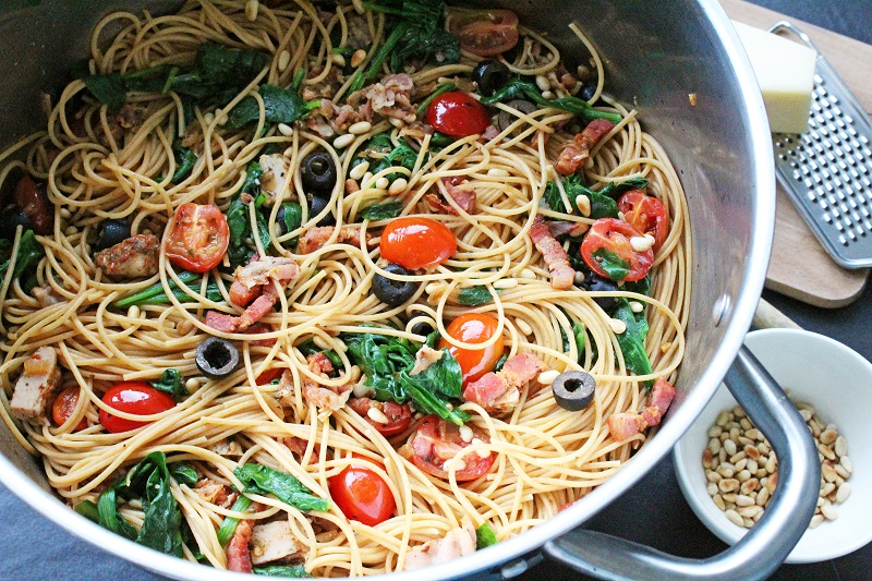Eén-pot-pasta met spek en spinazie