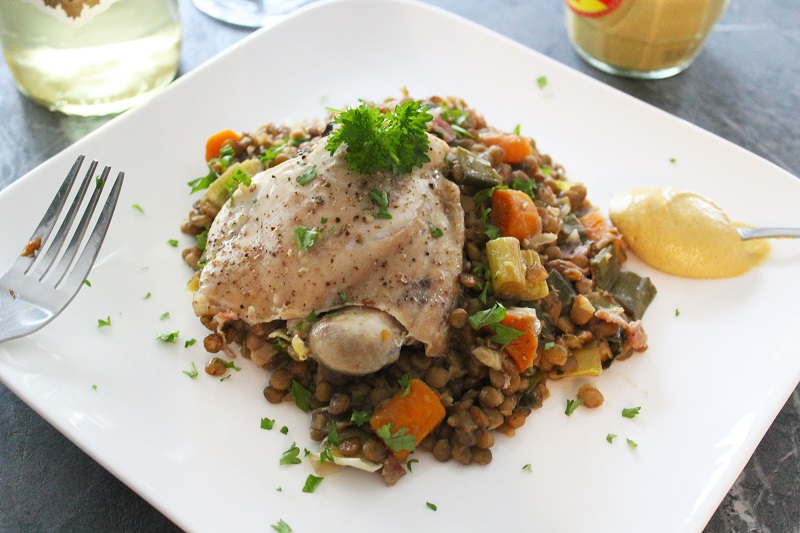 Gepocheerde kip met spekjes en linzen (Nigella Lawson)