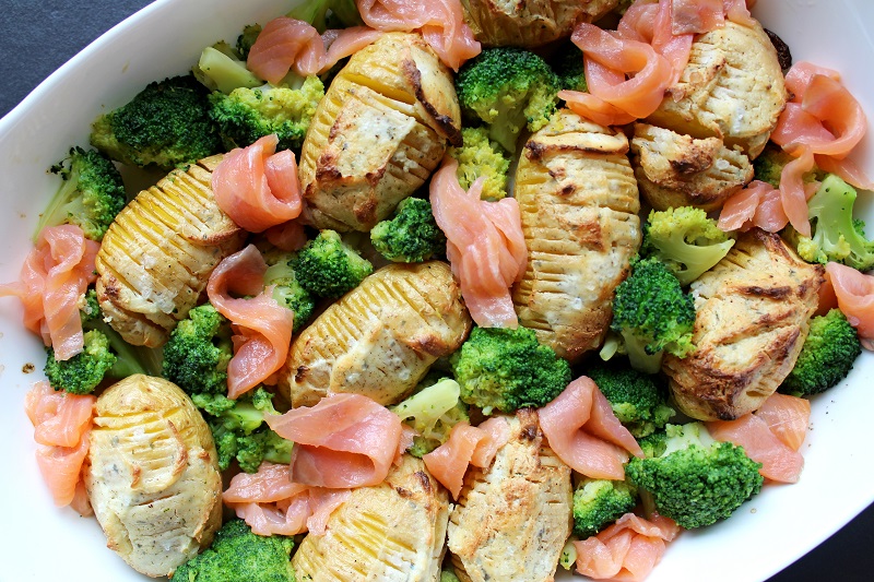 Gepofte aardappelen met kruidenkaas, zalm en broccoli