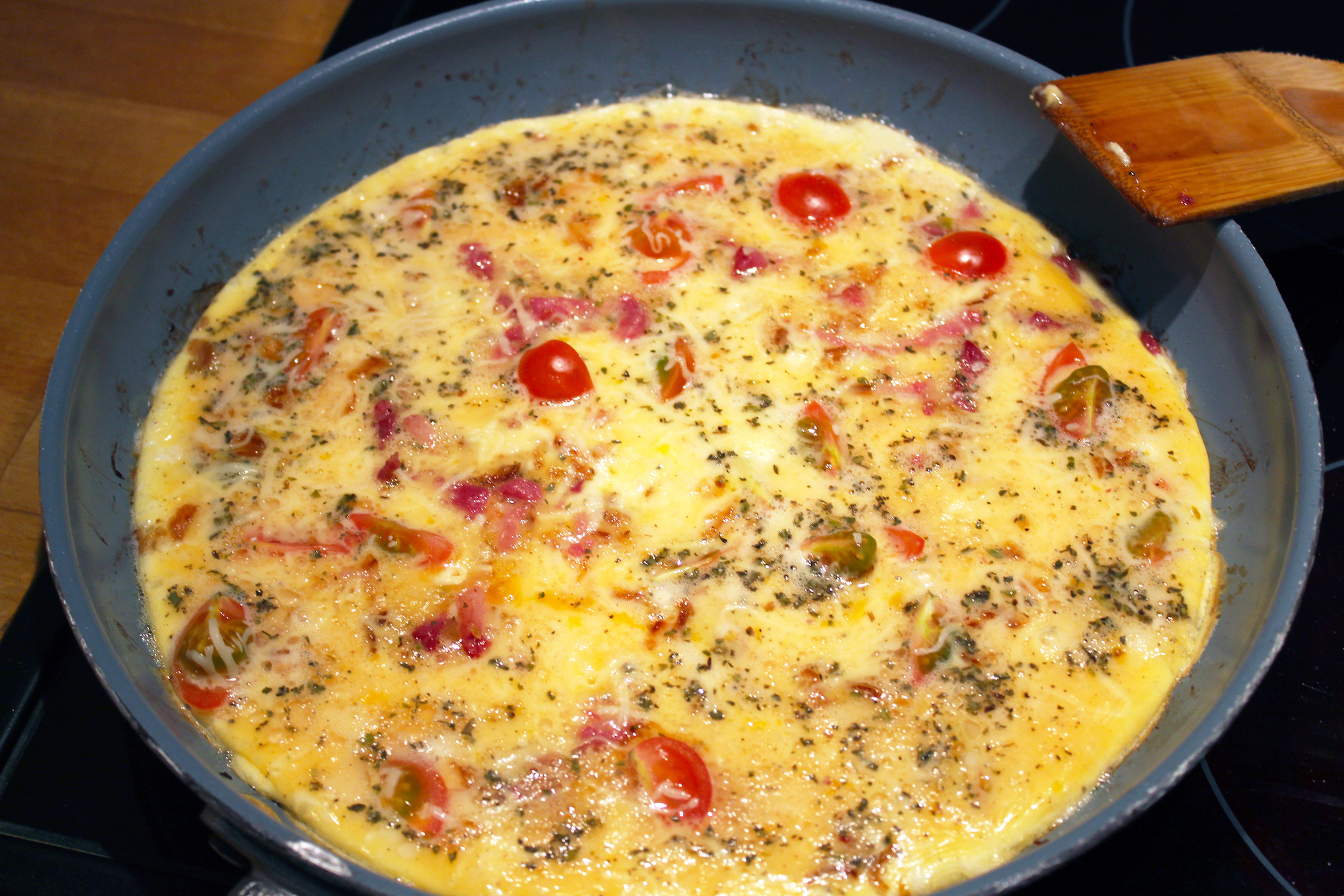 Italiaanse omelet met pancetta en kerstomaat