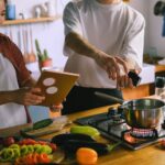 Koken met je smartphone: handig of vooral afleidend? Koken met je smartphone: handig of vooral afleidend?