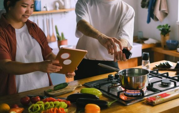Koken met je smartphone: handig of vooral afleidend?