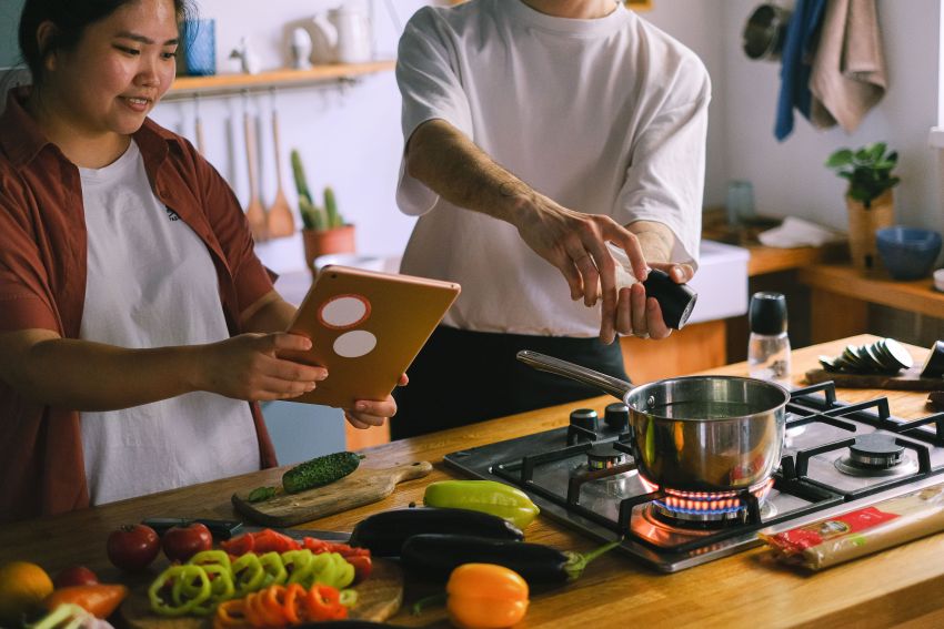 Koken met je smartphone: handig of vooral afleidend? Koken met je smartphone: handig of vooral afleidend?