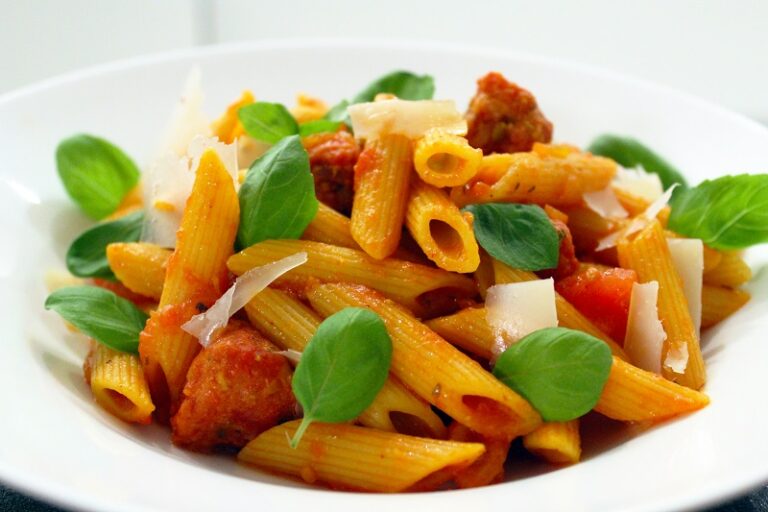 Pasta met tomaat, saffraan en venkelworst (Jeroen Meus)