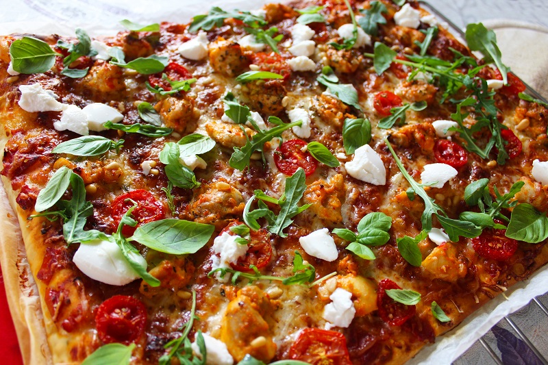 Pizza met kip en rode pesto