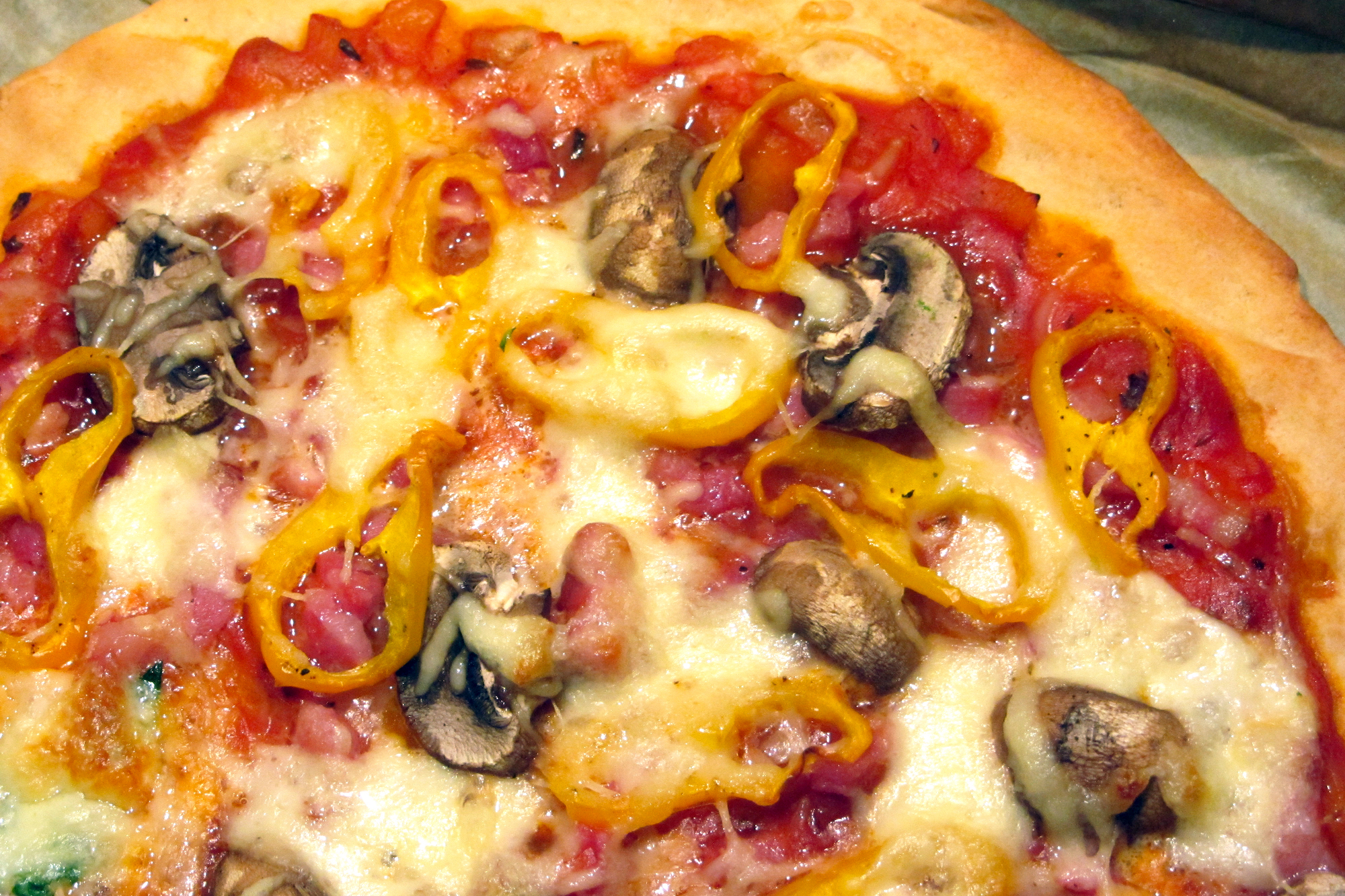 Pizza met spek, paprika en champignons
