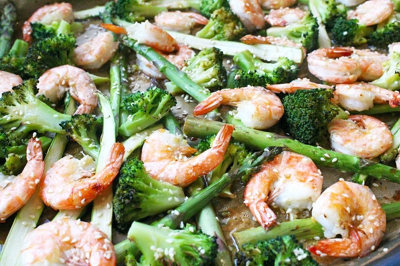 Scampi’s met broccoli, groene asperges en soja-sesamdressing (Sandra Bekkari)