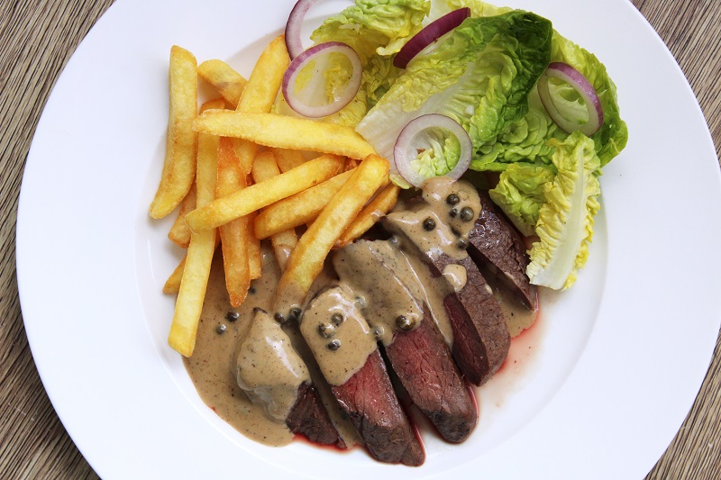 Steak met peperroomsaus, frietjes en sla (Jeroen Meus)