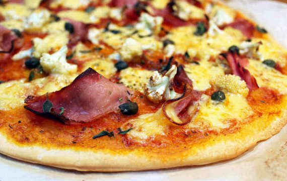 pizza met rauwe ham en bloemkool recept