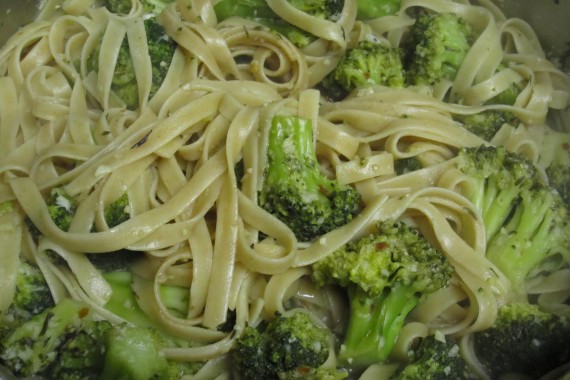 tagliatelli broccoli kaassaus
